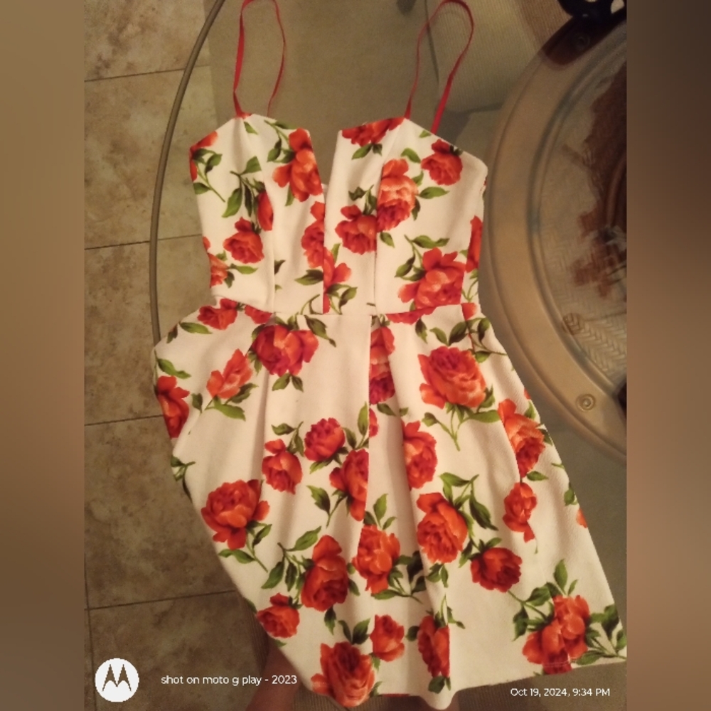 Small white dress with red roses v-neck front ribbon spaghetti straps very v-nec